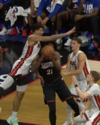 Kaiyun开云官方网站中国登录-望无大碍！恩比德被韦尔顶到右侧肋部 回更衣室后已坐回替补席