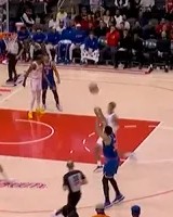 唐斯45度三分空心入网，尼克斯第三节开局将分差缩小至8分